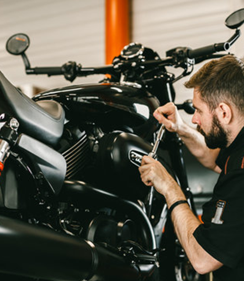 Emirates Way Delivery Services auto garagpe mechanic while reparing bike